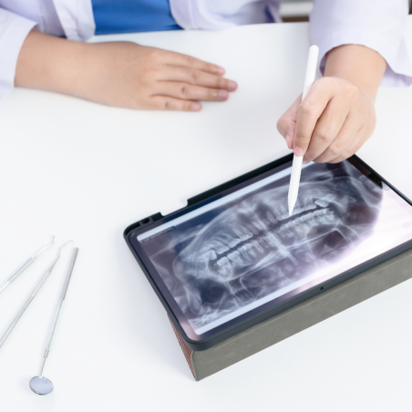 X-ray 이미지를 보며 수술 상담을 하는 모습