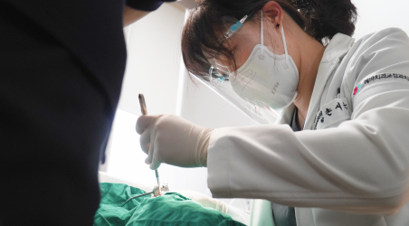 대표원장님이 직접 환자를 진료하는 장면