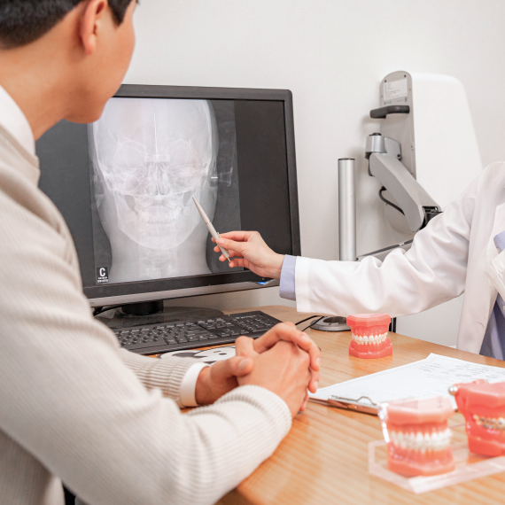 X-ray 이미지를 보며 교정 상담을 진행하는 의료진