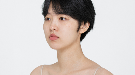 무표정한 사람의 옆모습